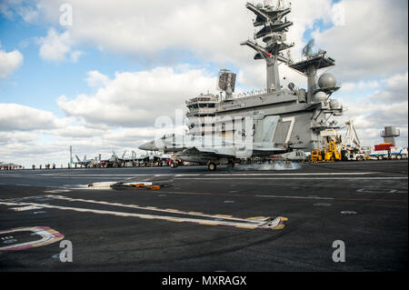 161203-N-YL257-427 OCÉAN ATLANTIQUE (déc. 3, 2016), commandant adjoint de l'Escadre aérienne de transporteur 8, capt Vorrice Burks effectue son 1000ème arrêté l'atterrissage dans un F/A-18E Super Hornet attaché à la "grève" de Tomcatters escadron de chasse (VFA) 31 à bord du porte-avions USS George H. W. Bush (CVN 77). Le capitaine Burke se préparait pour son 1000ème arrêté à l'atterrissage. GHWB est en cours la réalisation d'une unité de formation Composite (Exercice COMPTUEX) avec la George H. W. Groupe aéronaval du Bush en préparation pour un prochain déploiement. (U.S. Photo de la marine par le maître de 3e classe Christopher Gaines/libérés) Banque D'Images