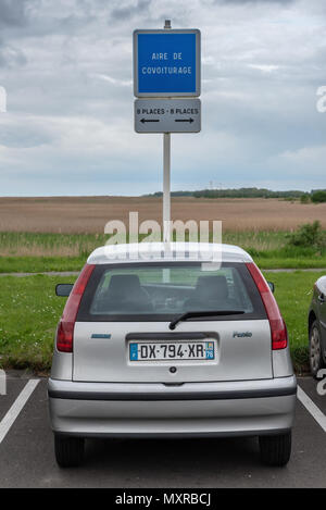 Le Havre, France - 04 mai 2018 : Véhicule garé sur un panneau point de covoiturage en France Banque D'Images