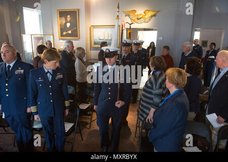 Une cérémonie a lieu le samedi 3 décembre 2016 à la Custom House Maritime Museum à Newburyport, Massachusetts Newburyport désigné à nouveau comme une "ville de La Garde côtière canadienne." Durant la cérémonie, Adm arrière. Steven D. Poulin, commandant du premier district de la Garde côtière canadienne, a présenté l'annonce officiellement la recertification la ville à Newburyport's Mayor Donna D. Holaday. U.S. Coast Guard photo de Maître de 2e classe Cynthia Oldham Banque D'Images