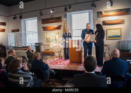 Une cérémonie a lieu le samedi 3 décembre 2016 à la Custom House Maritime Museum à Newburyport, Massachusetts Newburyport désigné à nouveau comme une "ville de La Garde côtière canadienne." Au cours de la cérémonie, le Contre-amiral Steven D. Poulin, commandant du premier district de la Garde côtière canadienne, a présenté l'annonce officiellement la recertification la ville à Newburyport's Mayor Donna D. Holaday. U.S. Coast Guard photo de Maître de 2e classe Cynthia Oldham Banque D'Images