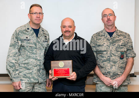 Le lieutenant-colonel John Pologne (à gauche), le commandant de l'escadron de génie civil à la 167e Airlift Wing de Martinsburg, W.Va., Maître et Chef de Sgt. Jeffery Gengler (à droite), chef du service d'incendie à la 167ème, reconnaître Kirk Mongan (milieu), chef adjoint des opérations à la 167e AW Fire Services d'urgence, comme la Garde nationale aérienne 2015 pompier civil de l'année, le 2 décembre 2016. Mongan a été choisi à partir de l'ensemble des pompiers de la Garde nationale aérienne civile par l'Air National Guard Association des chefs de pompiers. Banque D'Images