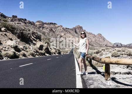 L'attelage d'une femme la vie sur une route montagneuse Banque D'Images