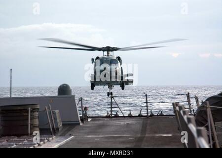 161130-N-CL027-014 MER MÉDITERRANÉE (nov. 30, 2016) Un Sea Hawk MH-60R affecté à l'hélicoptère de renards marais maritime d'hélicoptères de l'Escadron de grève (HSM) 74 décolle de l'envol de missiles de l'USS Mason (DDG 87). Mason, déployés dans le cadre du groupe aéronaval d'Eisenhower, mène des opérations navales dans la sixième flotte américaine zone d'opérations à l'appui de la sécurité nationale des États-Unis en Europe. (U.S. Photo de la marine par le maître de 3e classe Janweb B. Lagazo) Banque D'Images