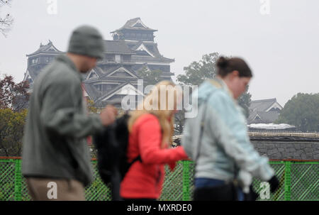 Les soldats de l'armée américaine visitez Château Kumamoto tandis que sur un circuit historique au cours de Yama Sakura (YS) 71. Yama Sakura est une annuelle, exercice bilatéral avec la JGSDF et militaires des États-Unis. Le but de l'exercice est d'améliorer aux États-Unis et au Japon, la préparation au combat et l'interopérabilité tout en renforçant les relations bilatérales et de démontrer aux États-Unis détermination à appuyer les intérêts de sécurité des alliés et partenaires dans la région du Pacifique-Indo-Asia. (U.S. Photo par Marine Maître de 1re classe Anthony R. Martinez/libérés) Banque D'Images