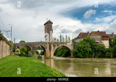 Un pont sur la rivière Gave de Pau à Orthez - France Banque D'Images