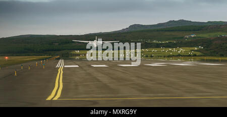 Avion au décollage à l'aéroport d'Egilsstadir, l'Est de l'Islande Banque D'Images