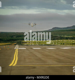 Avion au décollage à l'aéroport d'Egilsstadir, l'Est de l'Islande Banque D'Images