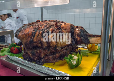 Les soldats et les membres de la famille ont assisté à la célébration de l'action de grâce le déjeuner à Les Ailes de la victoire de la salle à manger, Katterbach Kaserne, Ansbach, Allemagne, le 23 novembre 2016. (U.S. Photo de l'armée par Georgios Moumoulidis, TSC Ansbach/relâché). Banque D'Images