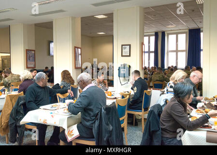 Les soldats et les membres de la famille ont assisté à la célébration de l'action de grâce le déjeuner à Les Ailes de la victoire de la salle à manger à Katterbach Kaserne à Ansbach, Allemagne, le 23 novembre 2016. (U.S. Photo de l'armée par Georgios Moumoulidis, TSC Ansbach/relâché). Banque D'Images