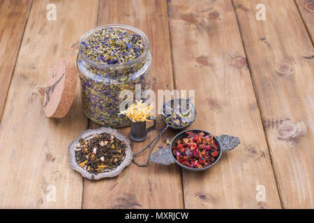 Assortiment de fleurs séchées et d'un plateau sur un fond de bois. Les produits de santé. L'aromathérapie. Espace libre pour le texte. Copy space Banque D'Images