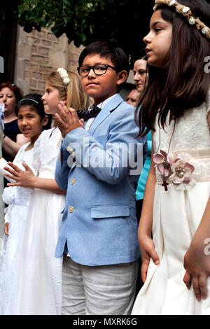 Les enfants alignés à l'extérieur d'une église à leur communion, Barcelone. Banque D'Images