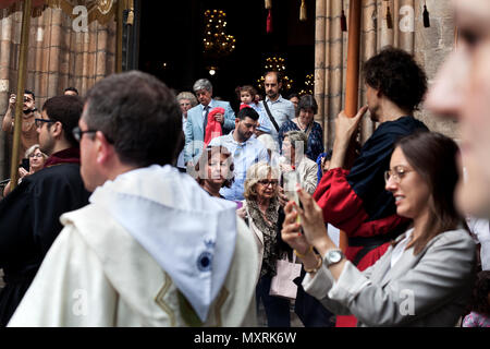Les personnes sortant d'une église pendant une cérémonie de première Communion, Barcelone, Espagne. Banque D'Images