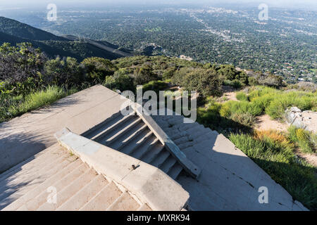 Escalier de fer incliné historique ruines au sommet d'Echo dans le Mtn Angeles National Forest au-dessus de Pasadena et Los Angeles, en Californie. Banque D'Images