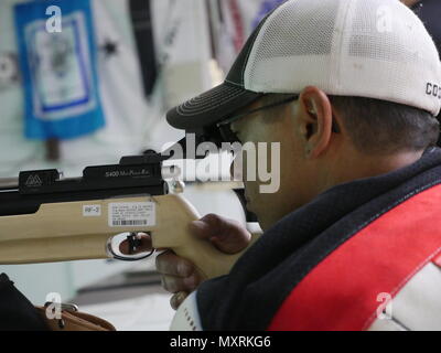 Un sergent de 1re classe de l'armée américaine se concentre à la vue d'un fusil à air pendant une séance d'entraînement du bataillon de transition guerrier à la Central Catholic High School, San Antonio, Texas, le 10 novembre 2016. Le programme de remise en état adaptative développe le savoir-faire au tir, la concentration, les pratiques de sécurité, la coordination main-œil et l'acuité mentale pour les militaires qui se rétablissent d'une blessure. Le centre médical de l'armée de Brooke et les commandements sanitaires régionaux supervisent la réadaptation, le bien-être et la préparation conformément aux normes du Commandement médical de l'armée. Banque D'Images