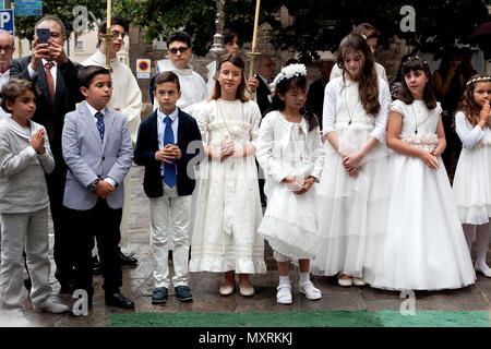 Les enfants alignés à l'extérieur d'une église durant leur première communion cérémonie, Barcelone, Espagne. Banque D'Images