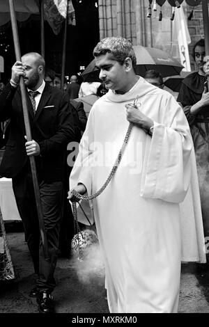 Prêtre catholique, purifier l'air au cours d'une cérémonie de communion, Barcelone, Espagne. Banque D'Images
