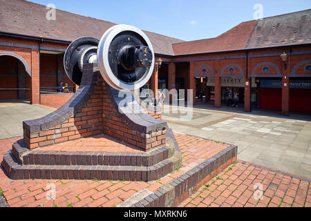 Les roues de train dans le centre de la ville de Crewe Banque D'Images