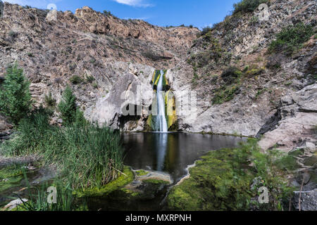 Paradise Falls avec le flou de l'eau à Wildwood populaire parc régional dans la région de Thousand Oaks, en Californie. Banque D'Images