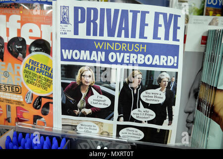 Mai 2018 La couverture de magazine Private Eye Windrush Ambre titre scandale Rudd 'Femme' sur la mer plate des magazines à la presse à Londres Angleterre Royaume-uni Banque D'Images