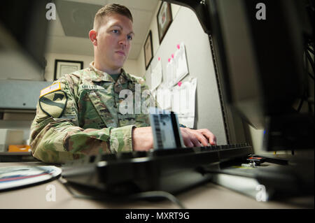 Le Major de l'armée américaine Patrick Miller, Tripler Army Medical Center resource manager, avis des formalités administratives le 18 novembre 2016, à CGAT, New York. Miller est un survivant de la fusillade de Fort Hood 2014. Aujourd'hui, il travaille en tant que gestionnaire des ressources à la CGAT et les bénévoles de son temps pour augmenter l'hôpital's tireur actif, la formation antiterroriste pour fournir un vrai monde compte pour accroître la sensibilisation pour les soldats et les civils. (U.S. Photo de l'Armée de l'air par le sergent. Christopher Hubenthal) Banque D'Images