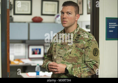 Le Major de l'armée américaine Patrick Miller, Tripler Army Medical Center resource manager, pose pour une photo à l'extérieur de son bureau le 18 novembre 2016, à CGAT, New York. Miller est un survivant de la fusillade de Fort Hood 2014. Aujourd'hui, il travaille en tant que gestionnaire des ressources à la CGAT et les bénévoles de son temps pour augmenter l'hôpital's tireur actif, la formation antiterroriste pour fournir un vrai monde compte pour accroître la sensibilisation pour les soldats et les civils. (U.S. Photo de l'Armée de l'air par le sergent. Christopher Hubenthal) Banque D'Images