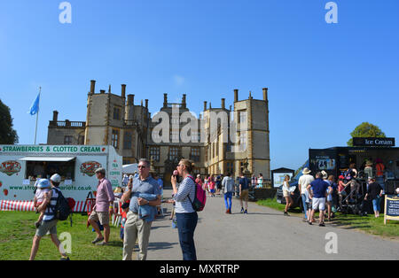 Couple avec des glaces à Sherborne Castle Country Fair, le château de Sherborne, Dorset, Angleterre Banque D'Images