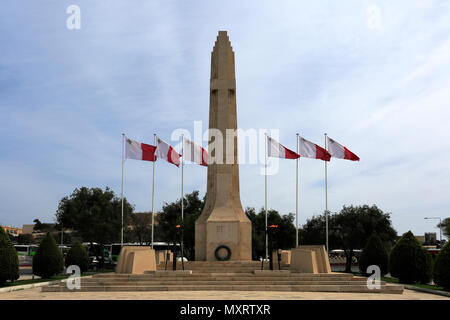 Drapeaux maltais survolant le War Memorial, Floriana, Valletta, Malte ville Banque D'Images