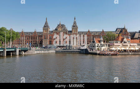 AMSTERDAM, Pays-Bas - le 27 mai : Les piétons et les touristes à pied en face de la gare principale (en néerlandais : Amsterdam Centraal) le 27 mai 2018 à Amsterdam, Pays-Bas. C'est le point de rencontre le plus connu de la ville. Banque D'Images