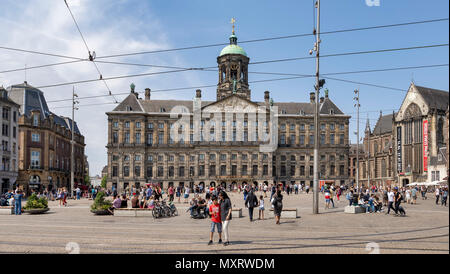 AMSTERDAM, Pays-Bas - le 27 mai : vue générale de la Place du Dam le 27 mai 2018 à Amsterdam, Pays-Bas. Le bâtiment le plus connu à cette place est le Palais Royal (en néerlandais : Koninklijk Paleis). Banque D'Images