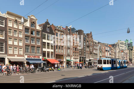 AMSTERDAM, Pays-Bas - le 27 mai : vélo et marcher sur la rue Damrak le 27 mai 2018 à Amsterdam, Pays-Bas. La rue Damrak est le plus rue animée de la ville. Banque D'Images