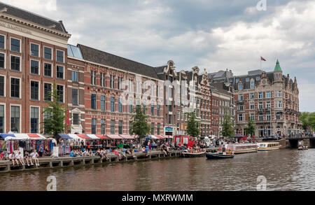 Pays-bas - 27 mai : les touristes prendre quelque repos à la banque de Canal Rokin le 27 mai 2018 à Amsterdam, Pays-Bas. Le Rokin est un canal et rue principale de la ville. Banque D'Images