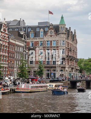 Pays-bas - le 27 mai : bateau-va pour une croisière sur le Canal Rokin le 27 mai 2018 à Amsterdam, Pays-Bas. Le Rokin est un canal et rue principale de la ville. Banque D'Images