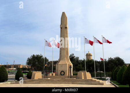 Drapeaux maltais survolant le War Memorial, Floriana, Valletta, Malte ville Banque D'Images