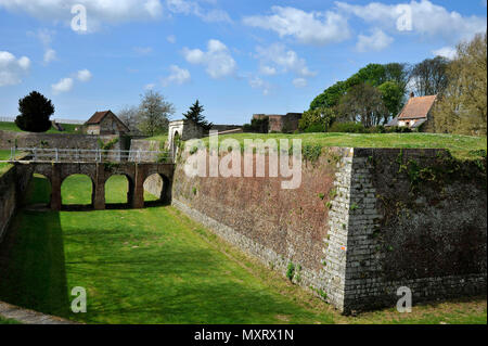 Montreuil-sur-Mer (nord de la France). La ville fortifiée les remparts de la citadelle médiévale transformée par Vauban entourant la ville haute et stretchi Banque D'Images