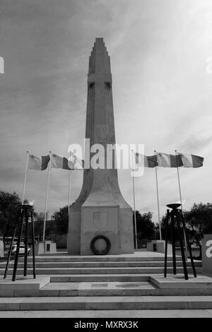 Drapeaux maltais survolant le War Memorial, Floriana, Valletta, Malte ville Banque D'Images