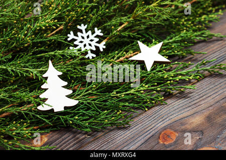 Parquet en bois noir fond de noël. des rameaux de thuja. Originales, fraîches floral design pour Noël carte. espace vide pour les vacances. Banque D'Images