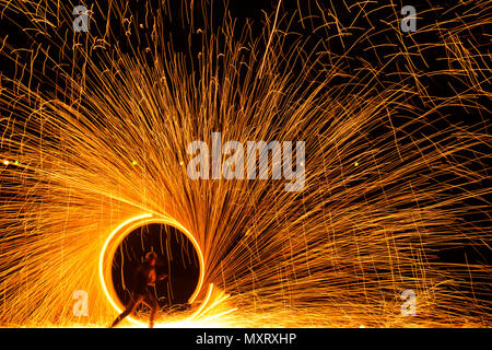 Circle Fireshow à plage de l'île de Koh Lanta en Thaïlande Banque D'Images