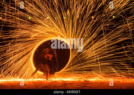 Circle Fireshow à plage de l'île de Koh Lanta en Thaïlande Banque D'Images