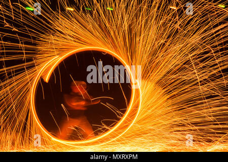 Circle Fireshow à plage de l'île de Koh Lanta en Thaïlande Banque D'Images