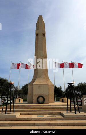 Drapeaux maltais survolant le War Memorial, Floriana, Valletta, Malte ville Banque D'Images