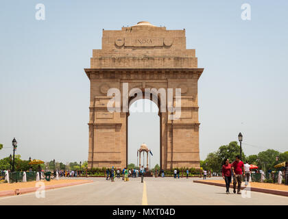 NEW DELHI, INDE - CIRCA AVRIL 2017 : les touristes visitant la porte de l'Inde. La porte de l'Inde est un monument de guerre pour les soldats qui sont morts pendant la Première Guerre mondiale. Banque D'Images