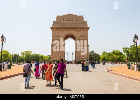 NEW DELHI, INDE - CIRCA AVRIL 2017 : les touristes visitant la porte de l'Inde. La porte de l'Inde est un monument de guerre pour les soldats qui sont morts pendant la Première Guerre mondiale. Banque D'Images