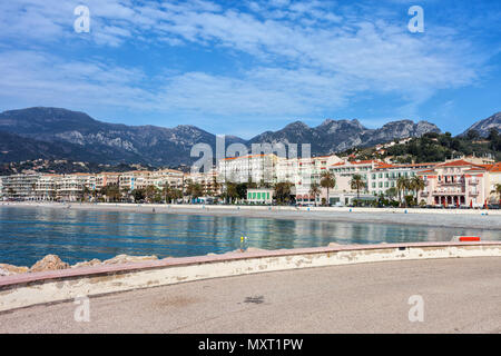 Menton ville skyline at Mer Méditerranée en France, resort sur la côte d'Azur - Côte d'Azur, Alpes Maritimes Banque D'Images