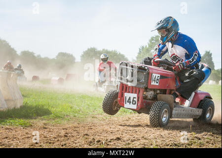 Five Oaks, Nr Billingshurst, West Sussex, UK. Le 24 septembre 2016. Les concurrents participent à la course de tondeuse à gazon à cinq championnats du monde Oaks ne Banque D'Images