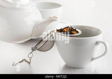 Thé blanc a ouvert ses portes le mélange de plantes médicinales avec tasse pour le thé. Banque D'Images