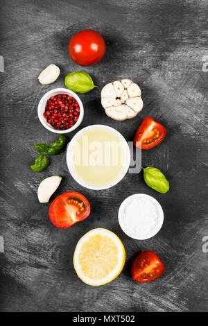 Diverses épices, herbes et légumes sur fond sombre. Vue d'en haut. Arrière-plan de l'alimentation Banque D'Images