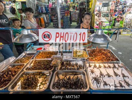 Vendeur de rue, la vente d'insectes frits sur Khao San Road, Bangkok, Thaïlande, Banque D'Images