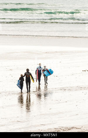 Les vacanciers sur la plage de Fistral à Newquay en Cornouailles. Banque D'Images