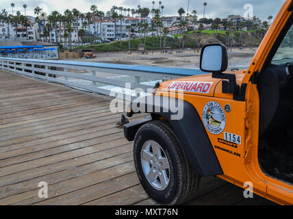 San Clemente Beach Destination - sauveteurs soyez prêt pour les surfers et les baigneurs, soyez prêt à surfer sur les vagues de la Californie Orange County Banque D'Images