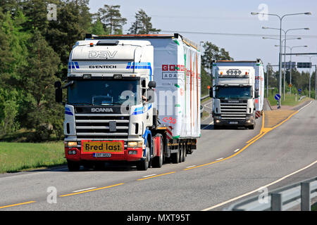 Flotte de camions Scania deux courriers Cramo Adapteo semi modulaire unités Espace comme grande charge sur l'autoroute un jour de printemps à Kaarina, Finlande - le 27 mai 2018. Banque D'Images